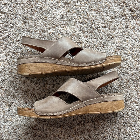 Stylish V Italia Women’s Sandals – Size 7 - Picture 3 of 7